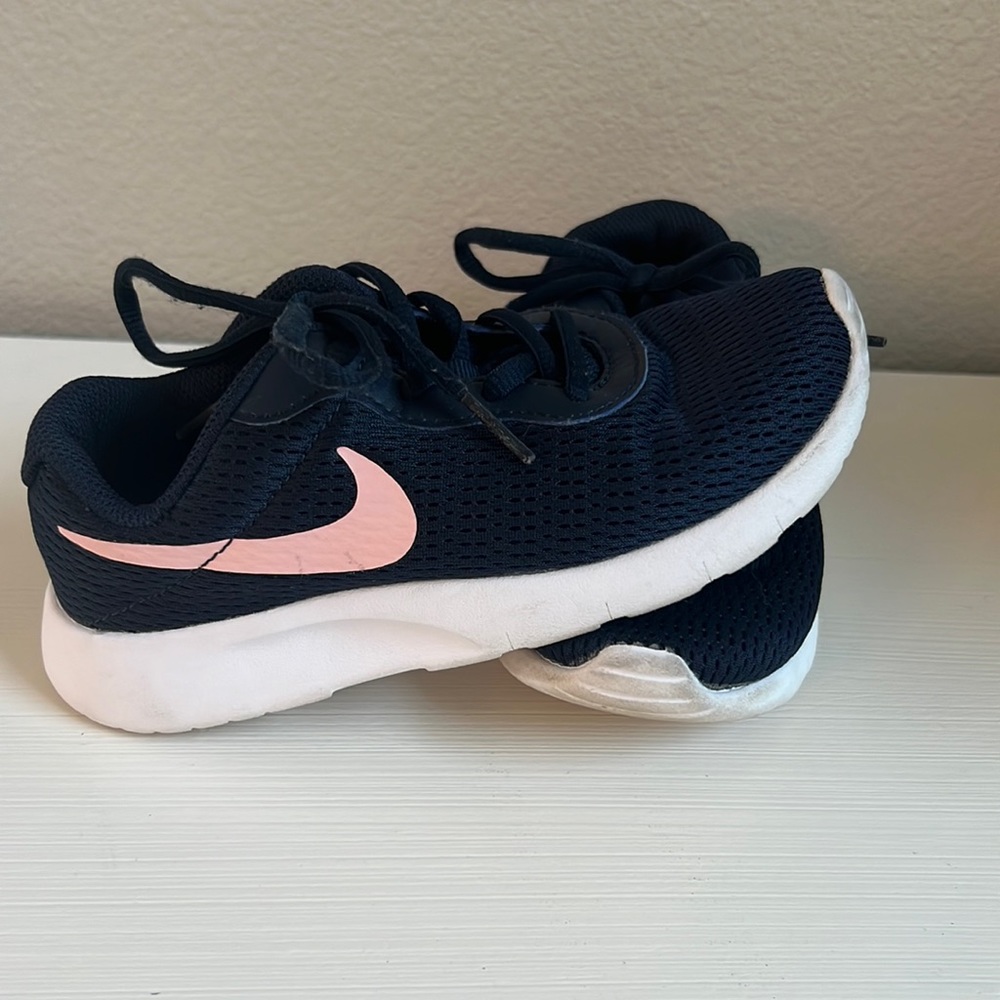 Navy blue/pink Nike shoes